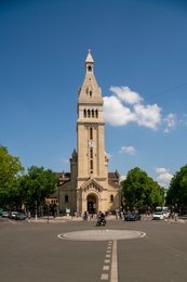 Alésia;-Avenue-du-Général-Leclerc;-Avenue-du-Maine;-Bell-tower;-Catholic-church;-Christianity;-Émile-Vaudremer;-Haussmannian;-Kaleidos;-Kaleidos-images;-La-parole-à-limage;-Motorcyclist;-Neo-Romanesque;-Places-of-worship;-Religion;-Religious-architecture;-Religious-building;-Roundabout;-Saint-Pierre-de-Montrouge-church;-Stories-Pictures;-Street-traffic;-Tarek-Charara;-Tower;-Traffic-circle